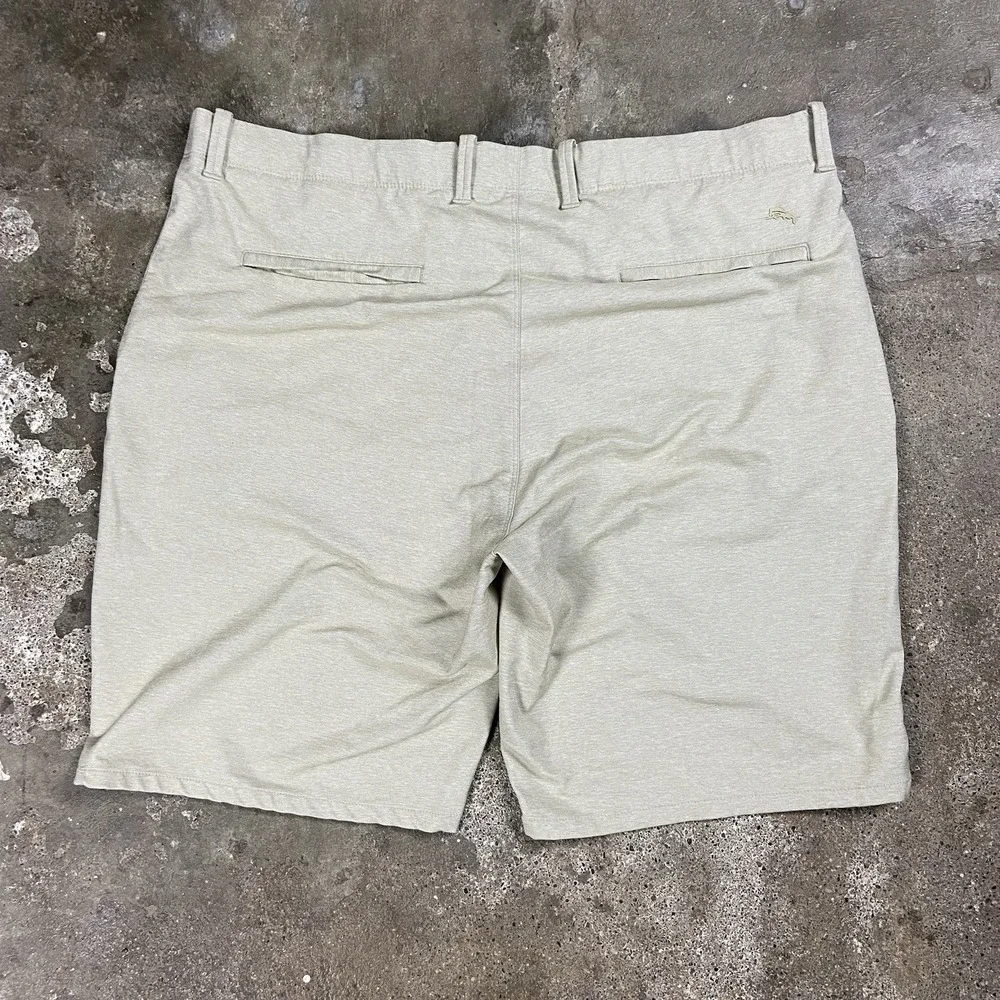 Tommy Bahama Chip Shot Island Zone Golf Shorts Size 42x10 Beige Chino Fish Logo